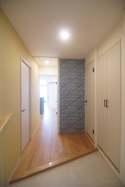 カーサバンブー　玄関から室内を望む