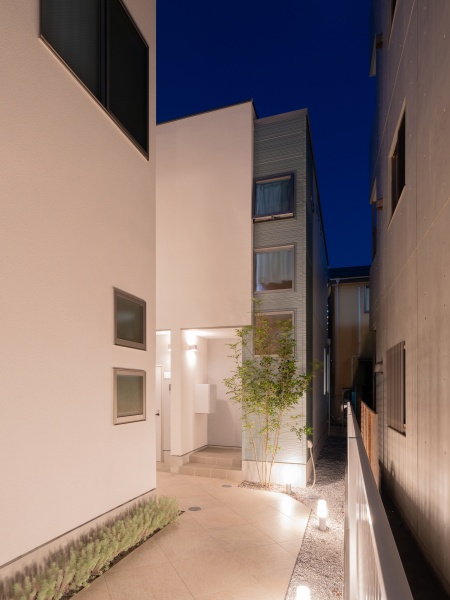 マルベリー　外観（夜）