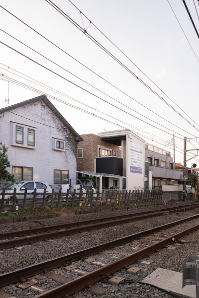 グレースメディカルキューブ 　外観（線路から）